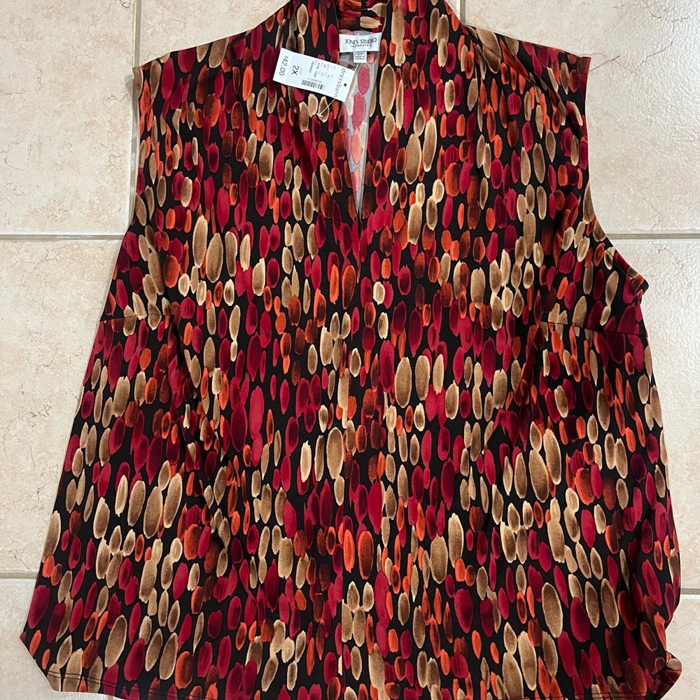 Jones Studio Red and Brown Graphic Sleeveless Blouse with Mandarin Collar